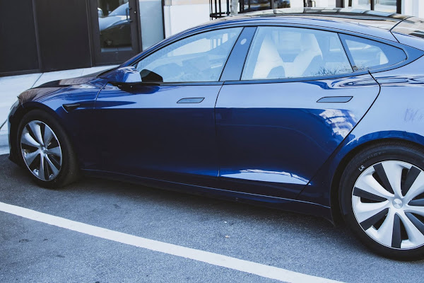 Novo Tesla Model S com volante em formato manche é visto nas ruas