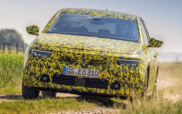 Novo Opel Astra 2022 tem imagens reveladas com camuflagem